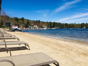 Plage, chaises longues