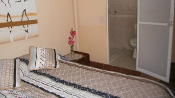 Habitación básica doble, 1 habitación, baño privado | Baño | Regadera, amenidades de baño gratuitas, toallas, jabón