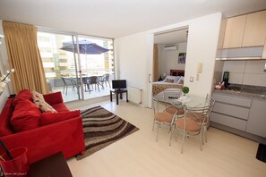 Appartement Standard, 1 chambre | Coffres-forts dans les chambres, bureau, fer et planche à repasser