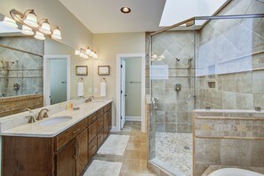 Combined shower/bathtub, hair dryer, towels - 508 Ocean by AvantStay | Waterfront, Pool, Beach (Isle of Palms)