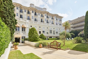 Vista frontal de la propiedad