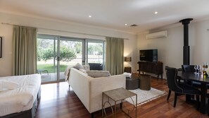 1 bedroom, iron/ironing board - Gartelmann Studio @ Gartelmanns Wines walk to The Deck Cafe + Wine tasting (Lovedale)