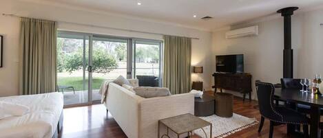 TV, fireplace