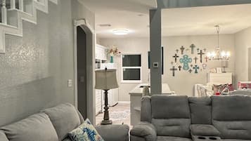 Smart-TV, DVD-Player, BĂŒcher, Videothek