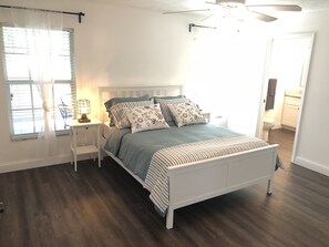 3 bedrooms, free WiFi, bed sheets - Beautiful completely remodeled home across the street from Lake June! (Lake Placid)