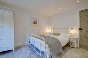 2 bedrooms, iron/ironing board, travel cot, free WiFi