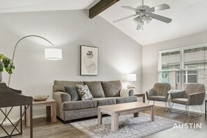 Smart TV, Netflix, Hulu, streaming services