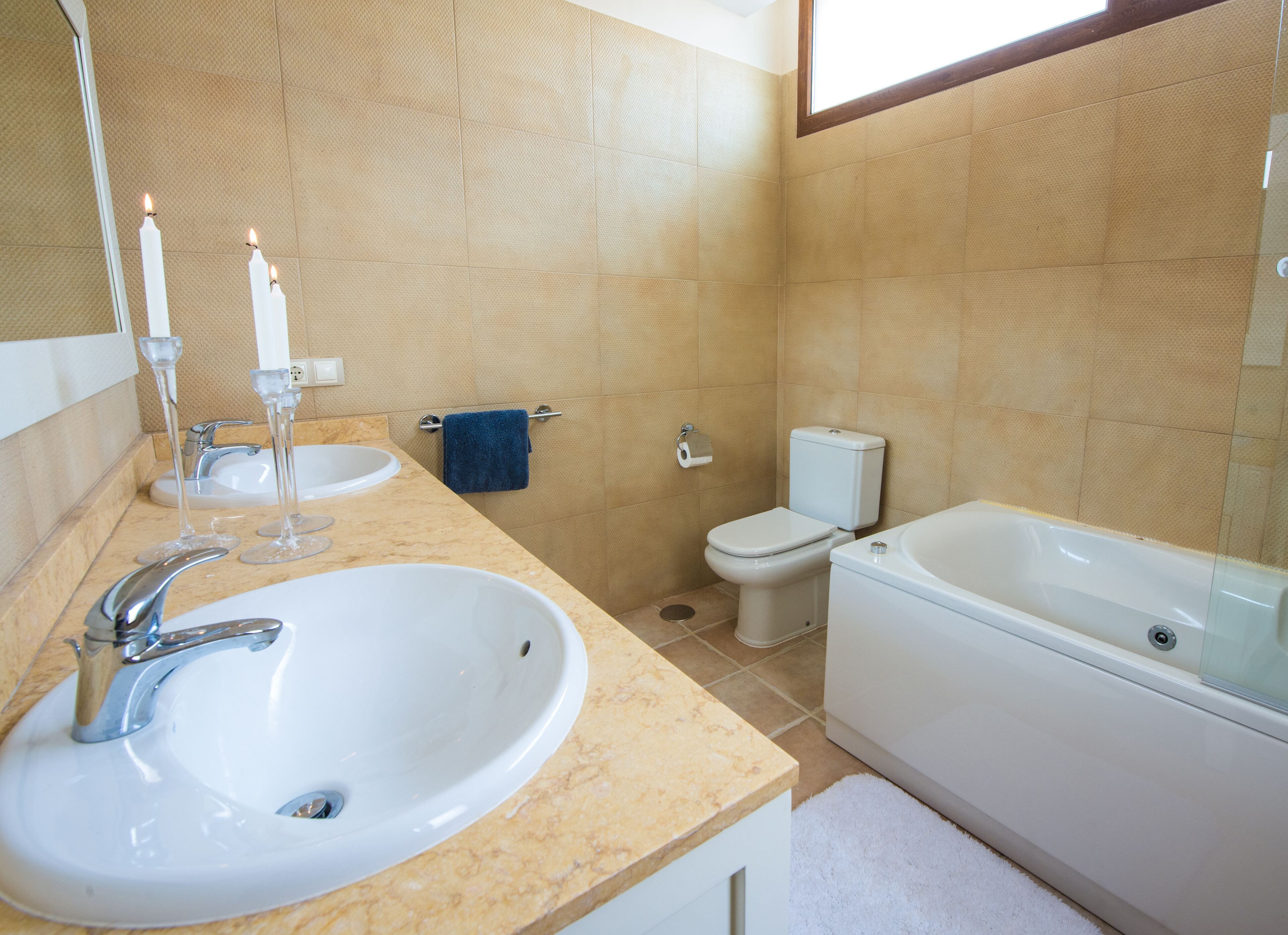 Combined shower/tub, jetted tub, hair dryer, towels