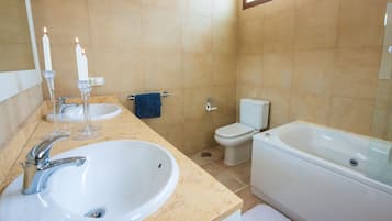 Combined shower/tub, jetted tub, hair dryer, towels