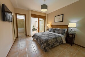 4 bedrooms, memory foam beds, iron/ironing board, free WiFi - Pure indulgence, Pool Table, Hot Tub, Amazing views, Free 300mb Wifi & IPTV! (Fuerteventura)