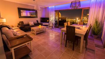 Televisión, videojuegos, reproductor de DVD y videoteca