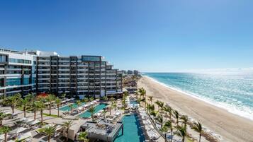 4 Bedroom Suite Ocean Front | Vista a la playa o el mar