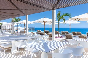 Poolside bar - Garza Blanca Resort & Spa Los Cabos (Cabo San Lucas)