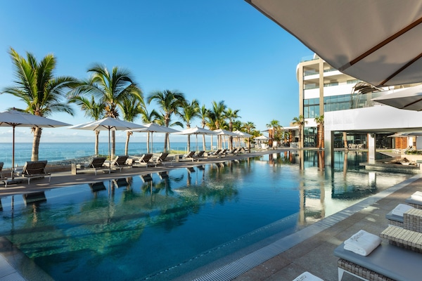 8 piscinas al aire libre, cabañas de piscina (de pago), sombrillas