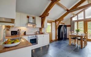 Micro-ondes, four, lave-vaisselle, chaise haute