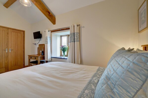 2 bedrooms, iron/ironing board, travel crib, free WiFi