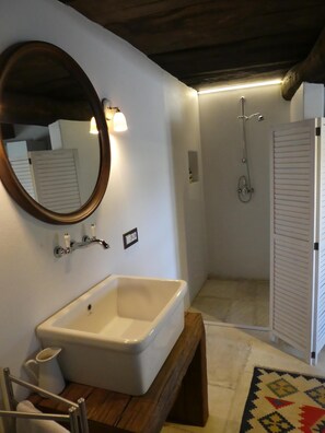 Combined shower/tub, hair dryer, towels