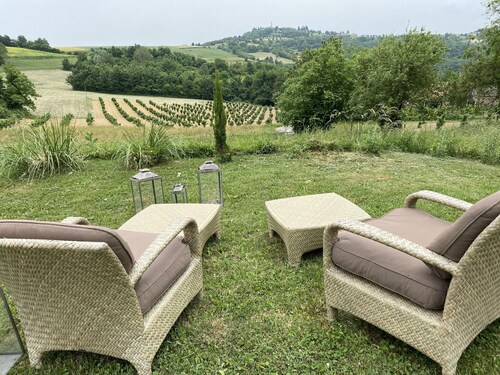 Ferme récemment rénovée dans les collines de Piedmonte avec piscine privée