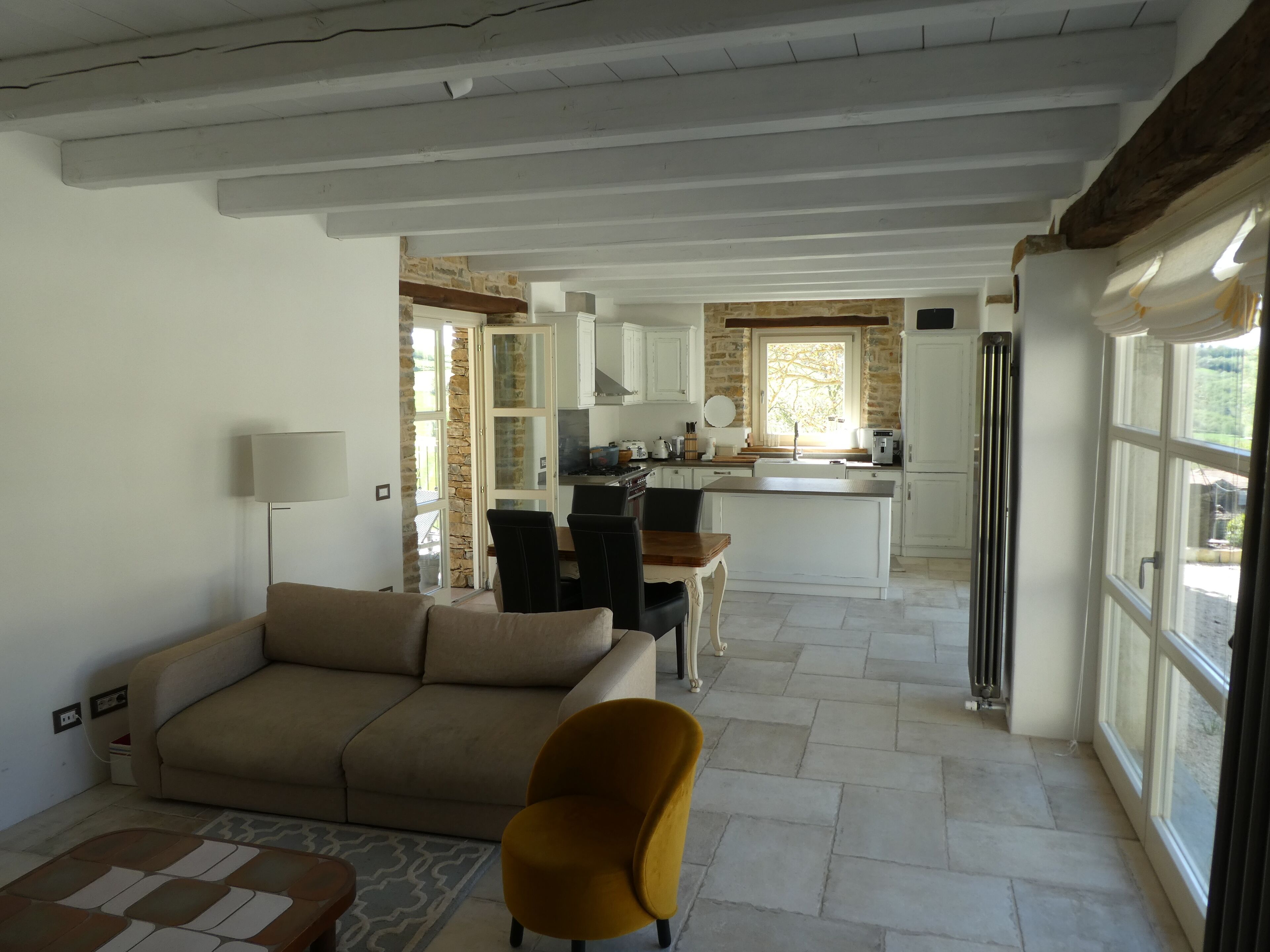 Smart-TV, peis, bøker og stereoanlegg