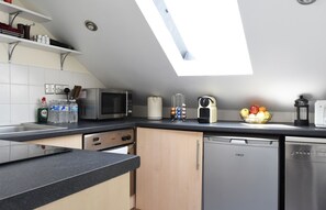 Fridge, microwave, oven, stovetop - Stylish, comfortable apartment in  Leamington Spa (Royal Leamington Spa)