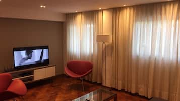 Apartamento Deluxe, 2 habitaciones | Zona de estar | Una televisión de pantalla plana