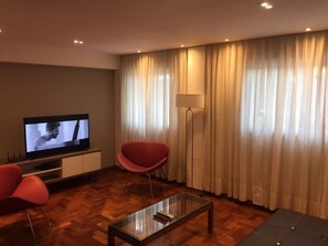 Apartamento luxo, 2 quartos | Área de estar | TV de tela plana