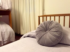 Apartamento luxo, 2 quartos | 1 quarto, roupas de cama premium, cofres nos quartos, cortinas blackout