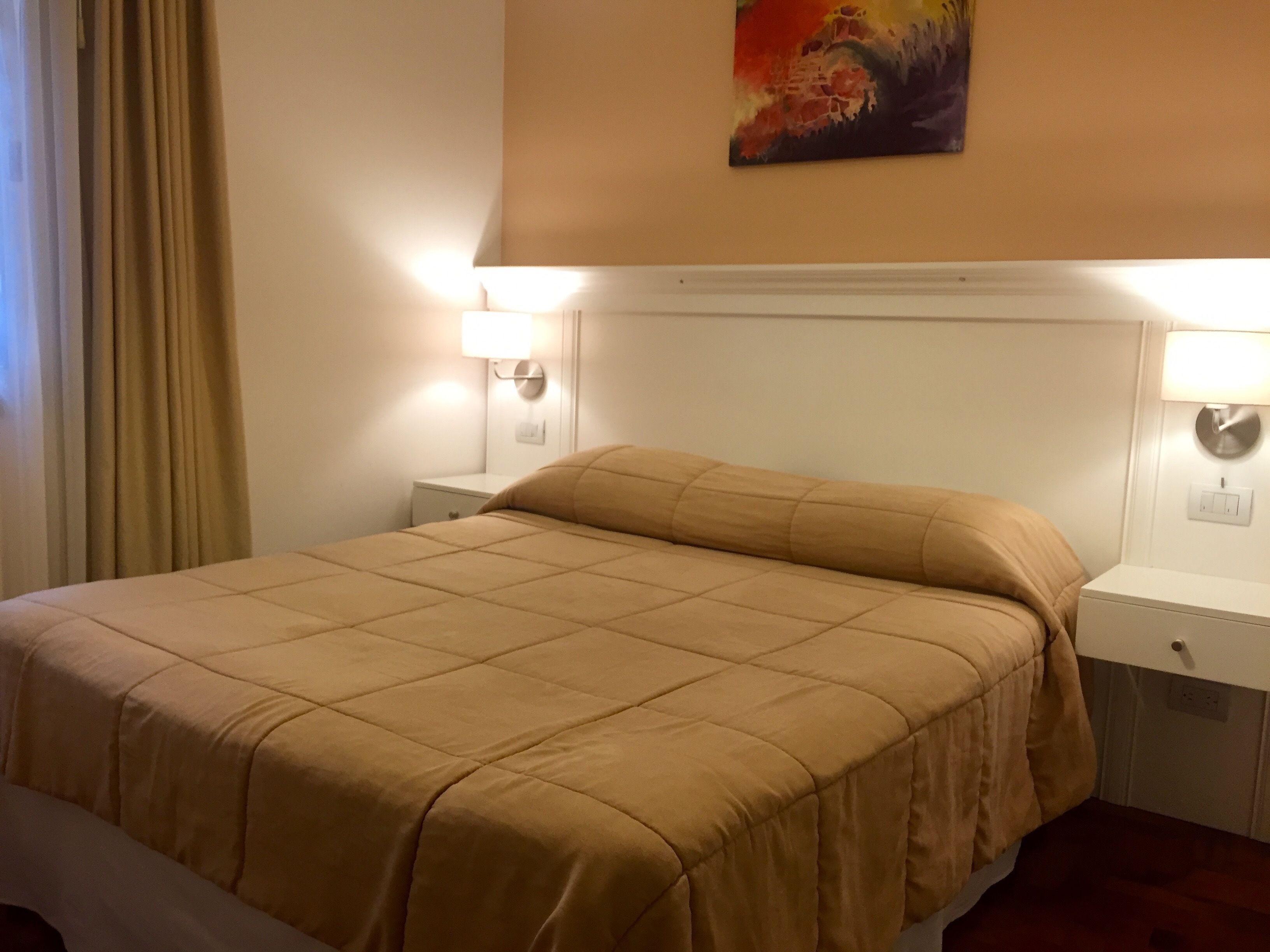 Apartamento luxo, 2 quartos | 1 quarto, roupas de cama premium, cofres nos quartos, cortinas blackout