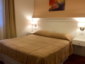 Apartamento luxo, 2 quartos | 1 quarto, roupas de cama premium, cofres nos quartos, cortinas blackout