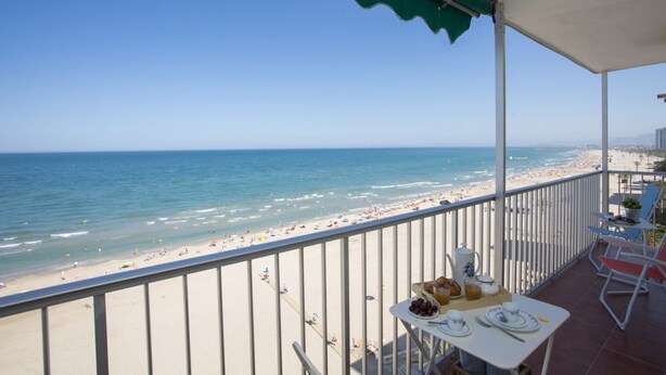 A balcony with a view of the beach and ocean. - Singular Stays Cullera Beach (Cullera)
