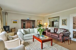 40-inch LCD TV with satellite channels, TV - The Whale's Tale Guesthouse (Hermanus)