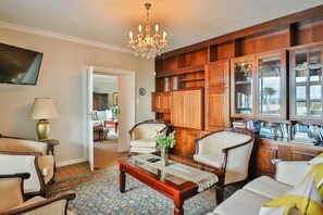 40-inch LCD TV with satellite channels, TV - The Whale's Tale Guesthouse (Hermanus)