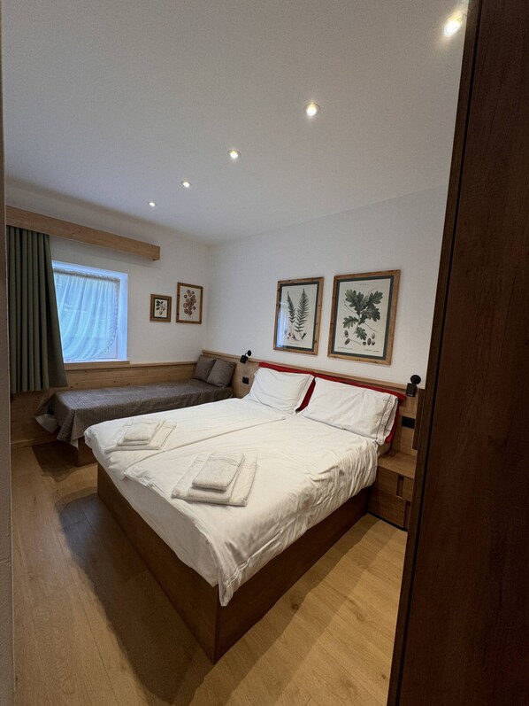 3 dormitorios, tabla de planchar con plancha, wifi gratis y ropa de cama