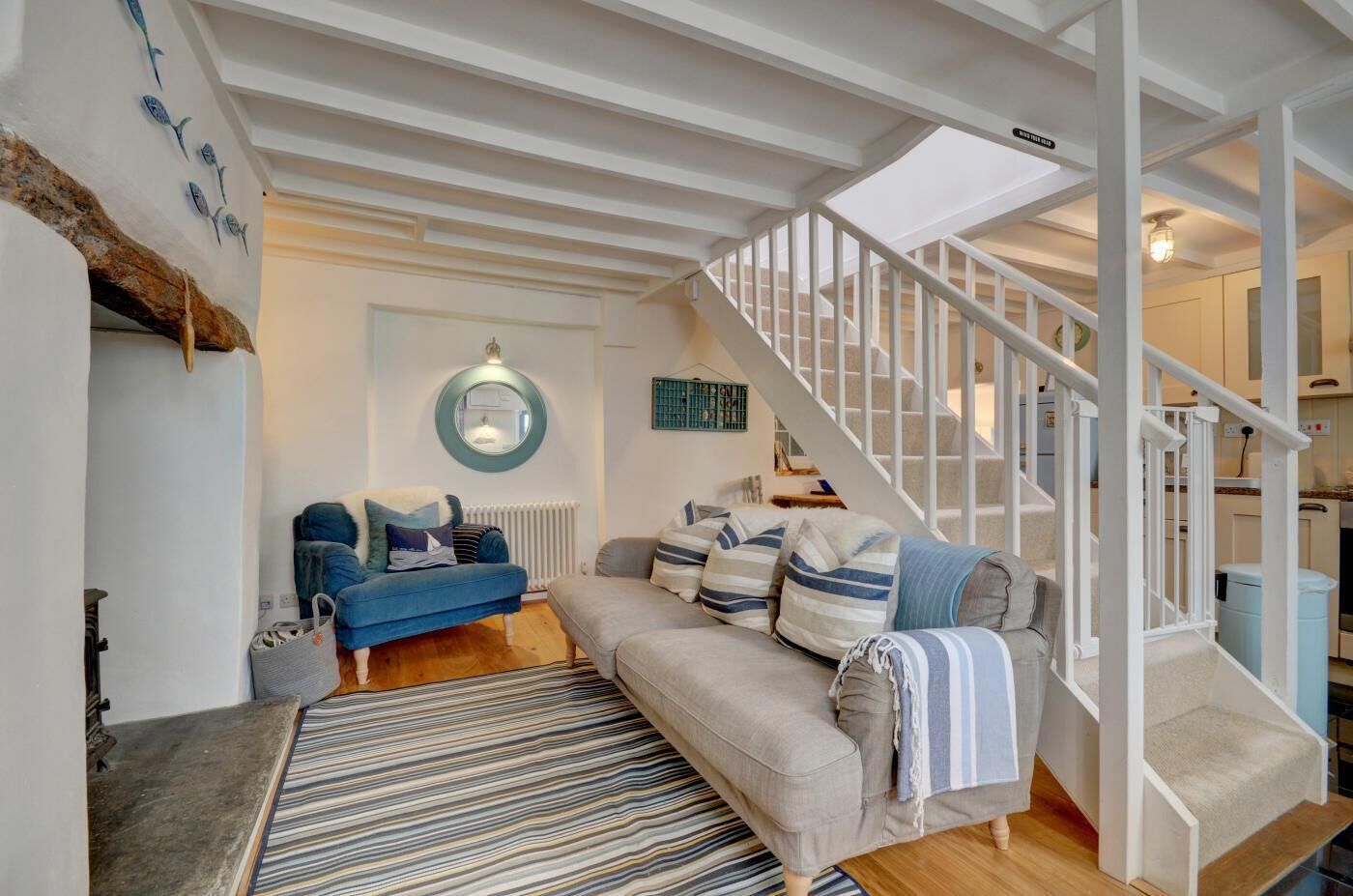 Télévision, cheminée, livres