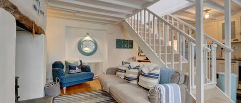 Télévision, cheminée, livres