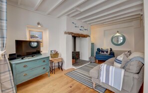 A cozy living room with a television, a blue sofa, a blue armchair, a fireplace, and a wall-mounted mirror. - 2 Bed in West Down (oc-julyco) (West Down)