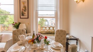 Dining - Beautiful & spacious Regency apt in centre Cheltenham, free parking (Cheltenham)