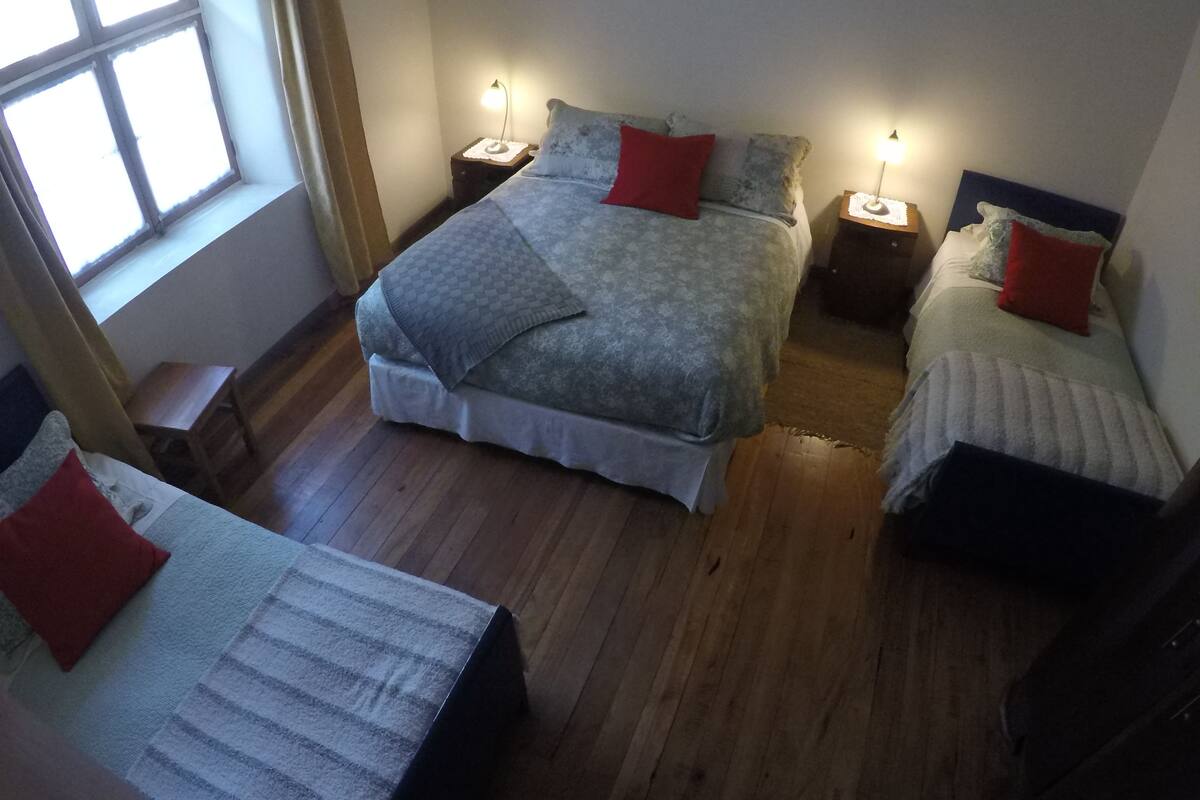 Habitación cuádruple estándar (1 Double and 2 Single Beds) | Wifi gratis