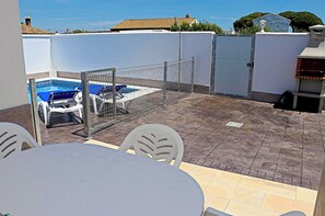 A rooftop patio with a swimming pool, a barbecue area, and a fenced enclosure. - Rural house with a private pool (CONIL DE LA FRONTERA)
