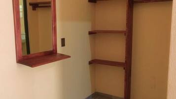 Habitación doble, 2 camas matrimoniales | Escritorio, wifi gratis, ropa de cama y acceso para silla de ruedas