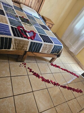 Chambre, 1 très grand lit | Bureau, Wi-Fi gratuit, draps fournis