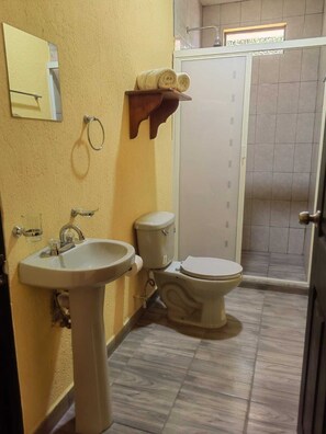 Escritorio, wifi gratis, ropa de cama y acceso para silla de ruedas 