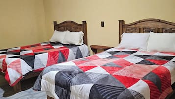 Quarto casal, 2 camas de casal | Escrivaninha, Wi-Fi de cortesia, roupa de cama