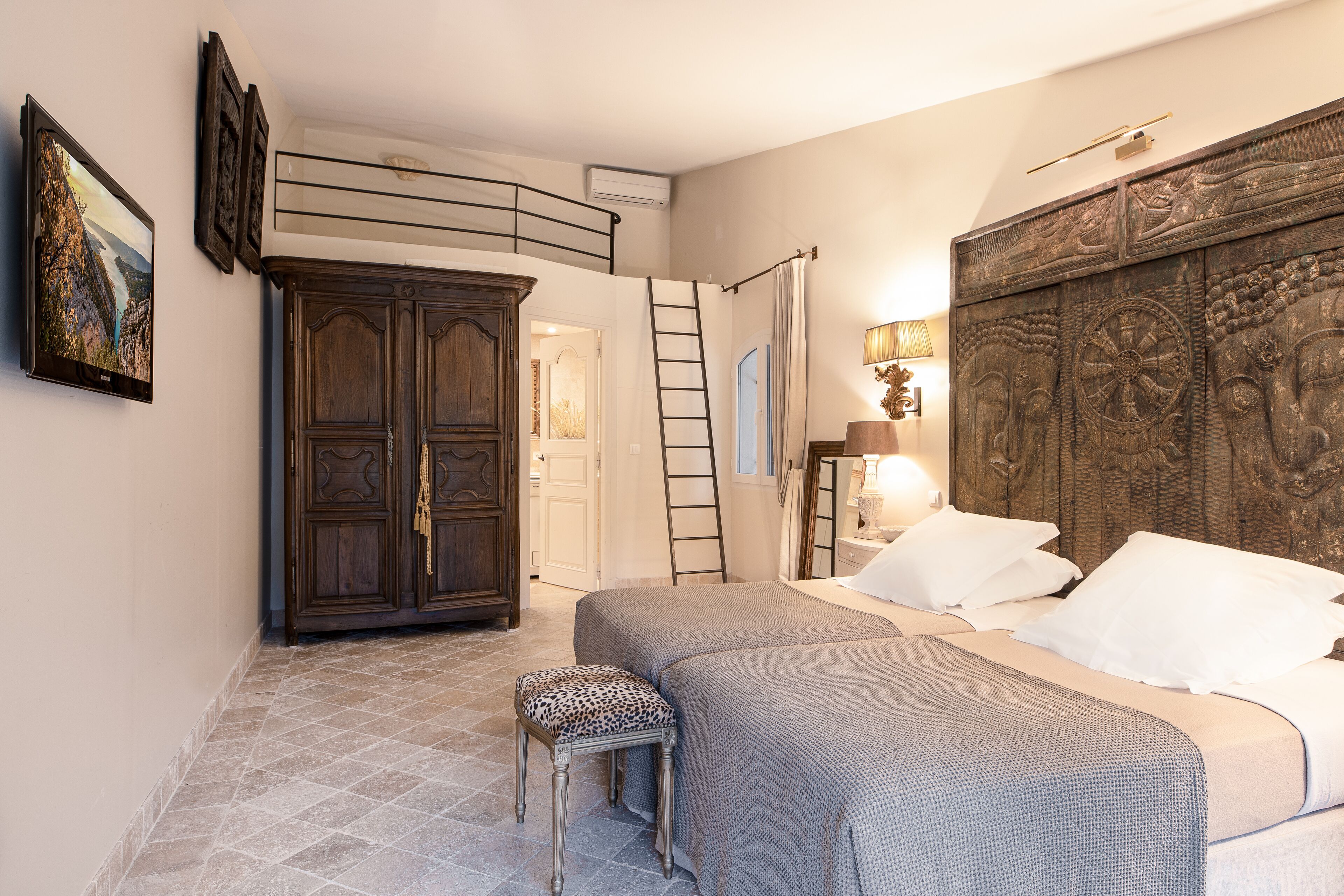 4 間睡房、房內夾萬、書桌、熨斗/熨衫板