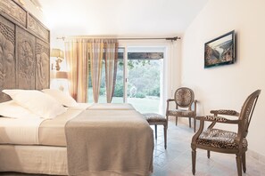 4 عدّة غرف نوم وخزنة داخل الغرفة ومكتب ومكواة/لوح كي