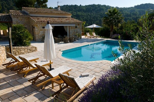 حمّام سباحة خارجي، حمّام سباحة مُدفَّأ