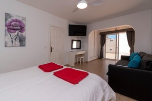 4 chambres, coffre-fort, fer et planche à repasser, lit de bébé portatif