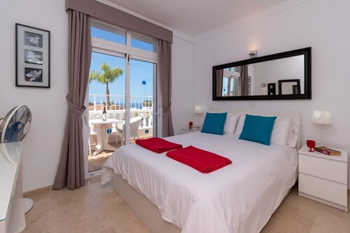 Beautiful  luxury  spacious 4 bed villa Costa Adeje a with  a heating pool