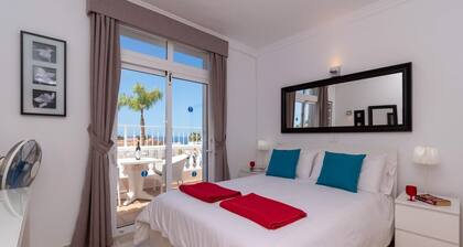 Kaunis ylellinen tilava 4 hengen huvila merinäköalalla ja oma yksinäinen uima-allas