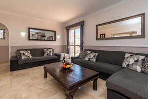 Televisor intel·ligent, reproductor de DVD i taula de tennis de taula 